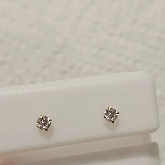14k yellow gold stud earrings - Picture 3 of 3